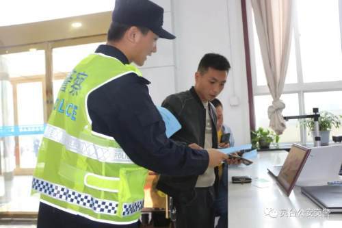 服務窗口發傳單 說安全 這地選得好 安全咨詢服務接地氣
